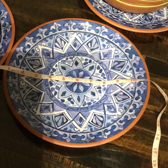 Lot of 8 Melamine Bowls and Plates - Picture 5 of 8